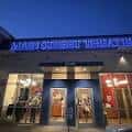 Fachada exterior del Main Street Theater en Houston durante la noche