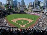 Vista panorámica del campo de béisbol en Petco Park con la ciudad de San Diego al fondo
