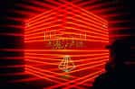 Espectáculo de luces láser rojas en el interior del venue