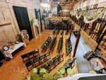 Vista aérea del salón principal con mesas dispuestas para evento y decoración floral