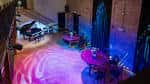 Interior del espacio con iluminación de colores y zona de baile preparada