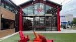 Vista exterior del local Suffolk Punch Brewing South End con fachada de ladrillo y grandes ventanales