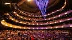Vista panorámica del interior del teatro lleno de gente durante un evento