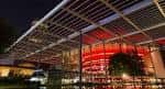 Fachada iluminada del Winspear Opera House por la noche