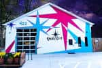 Fachada exterior de Starlight on 22nd con mural colorido y estrellas