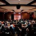 Interior del teatro de Texas Improv Comedy con audiencia y escenario