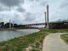 Vista del puente peatonal y ciclista de Mason Park con el río en primer plano