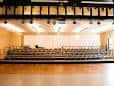 Interior del auditorio del Light Box Theater con escenario y butacas
