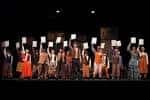 Escenario del Trinity Theatre Company con elenco completo durante una función