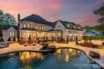 Residencia de lujo con piscina al atardecer en Charlotte