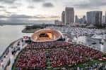 Panorámica del evento al atardecer con la ciudad de San Diego al fondo y el mar