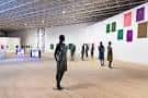 Interior del museo con esculturas en exhibición y espacio abierto para eventos culturales