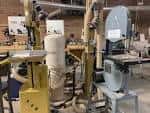 Detalle de maquinaria industrial en el espacio de fabricación compartida