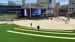 Área de eventos al aire libre en Gallagher Square con escenario y pantallas