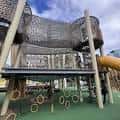 Zona de juegos infantiles en Gallagher Square con estructuras modernas