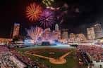 Espectáculo de fuegos artificiales sobre el estadio en una noche festiva