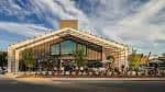 Fachada diurna del edificio de HopFly Brewing Company con arquitectura moderna