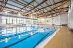 Piscina cubierta dentro del complejo deportivo