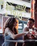 Pareja disfrutando de happy hour en el interior del bar Little Dipper dentro del edificio Kiam