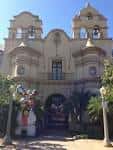 Vista exterior del Mingei International Museum con su arquitectura distintiva y esculturas decorativas