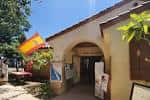 Entrada principal de la Casa de España en San Diego con bandera española
