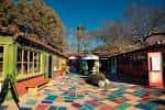 Vista del patio central con suelo de baldosas multicolores y edificios de estilo español