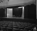 Vista del interior del auditorio con el escenario y las butacas