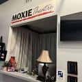 Vista del mostrador de recepción con el letrero 'MOXIE Theatre'