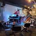 Interior del Jazz Lounge con piano de cola y ambiente íntimo