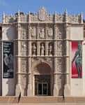 Fachada principal del Museo de Arte de San Diego con detalles arquitectónicos