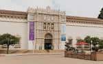 Vista frontal del museo en Balboa Park con banderines decorativos