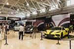 Interior del museo mostrando autos deportivos modernos bajo techo con iluminación natural