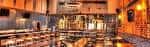 Interior del taproom de Sugar Creek Brewing Company con barra y mesas