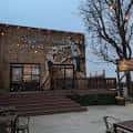 Fachada exterior de Sugar Creek Brewing Company con terraza