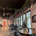 Interior del Lost Worlds Brewing con mesas y decoración festiva