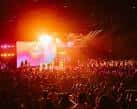 Evento en vivo con escenario iluminado y multitud de asistentes