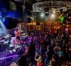 Concierto en el Nectar Lounge con banda en el escenario y audiencia