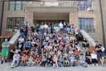 Grupo de personas reunidas en las escaleras frontales del centro cultural MECA