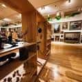 Interior acogedor del Frye Art Museum con exhibiciones de arte y mobiliario de madera clara