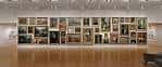 Pared de galería amplia con colección extensa de obras de arte enmarcadas dispuestas en cuadrícula