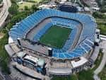 Vista aérea del estadio Bank of America con gradas azules y campo de fútbol americano