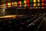 Interior del auditorio con butacas y luces de colores en el techo