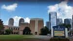 Vista exterior de Saint Philip Presbyterian Church con el skyline de Houston al fondo