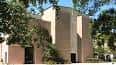 Fachada lateral del edificio de la iglesia rodeado de árboles