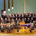 Interior de la iglesia durante un concierto con coro y orquesta en escena