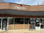 Fachada exterior de Emmy Lou's en Charlotte con letrero visible