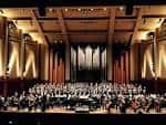 Interior del auditorio durante un concierto sinfónico con orquesta en escena