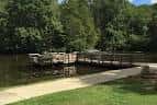 Muelle de madera junto al Four Mile Creek en el segmento de Matthews