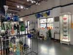 Interior de Hot Glass Alley mostrando exhibiciones de vidrio soplado y área de demostración