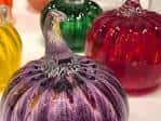 Detalle de calabazas de vidrio soplado en colores vibrantes como parte de la colección artística